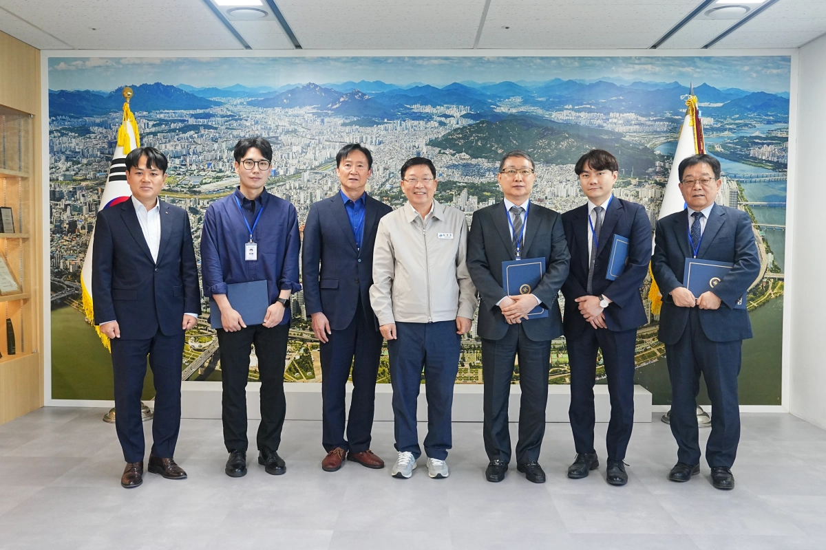 1일 서울 광진구청에서 열린 제2기 광진구 옴부즈만 위촉식에서 김경호 구청장과 옴부즈만들이 기념촬영을 하고 있다. 광진구 제공