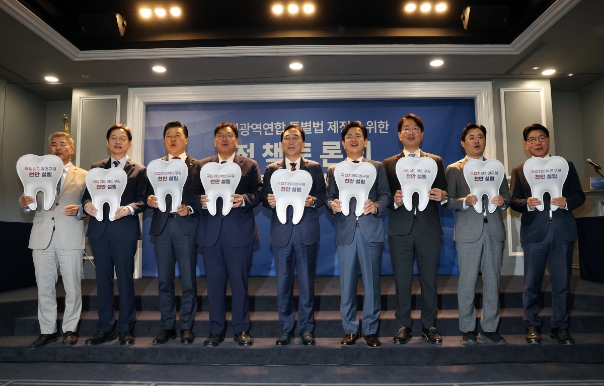 박수현 충남지사(가운데)를 비롯해 대전시장, 세종시장, 충북지사, 충청광역연합의회 의장 등이 ‘국립치의학연구원 천안유치’ 피켓 퍼포먼스를 통해 공동 대응 의지를 밝히고 있다. 충남도 제공