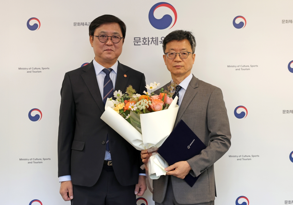 최휘영(왼쪽) 문화체육관광부 장관과 신임 김현환 국립박물관문화재단 이사장. 문체부 제공