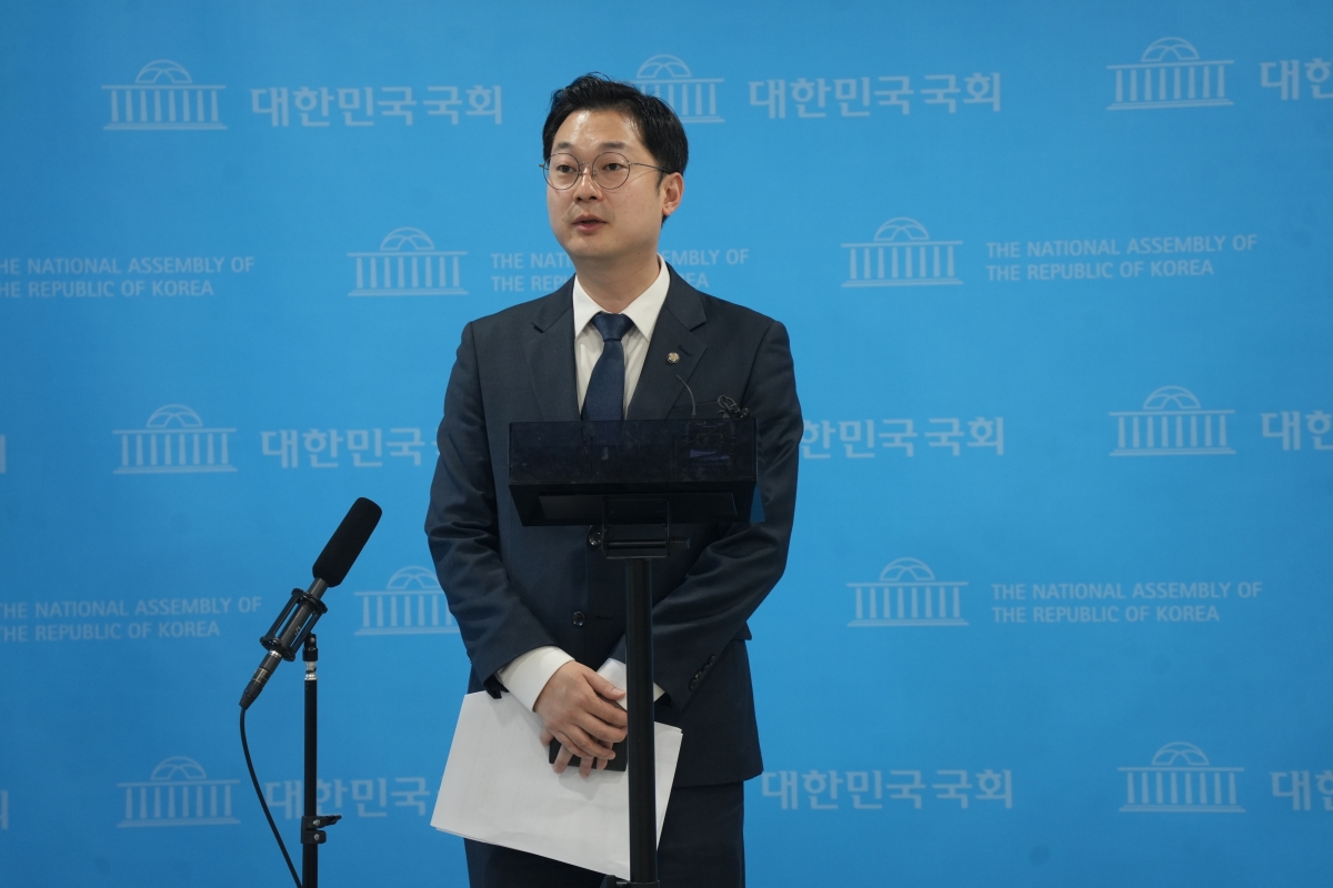 김동아 더불어민주당 의원이 2일 국회 소통관에서 당 전국청년위원장 출마 선언 기자회견을 마친 뒤 기자들의 질의에 답하고 있다. 김동아 의원실 제공