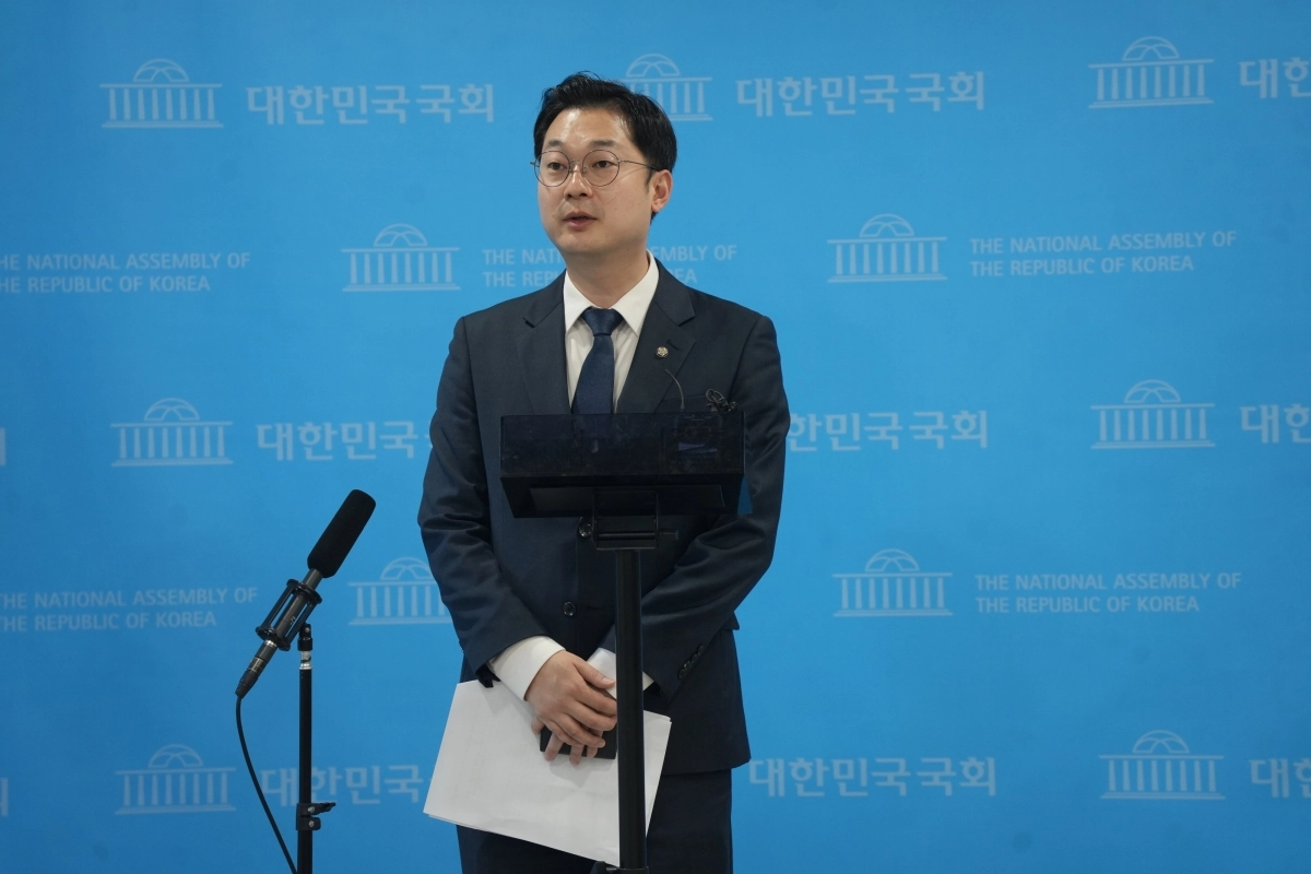 김동아 더불어민주당 의원이 2일 국회 소통관에서 당 전국청년위원장 출마 선언 기자회견을 마친 뒤 기자들의 질의에 답하고 있다. 김동아 의원실 제공
