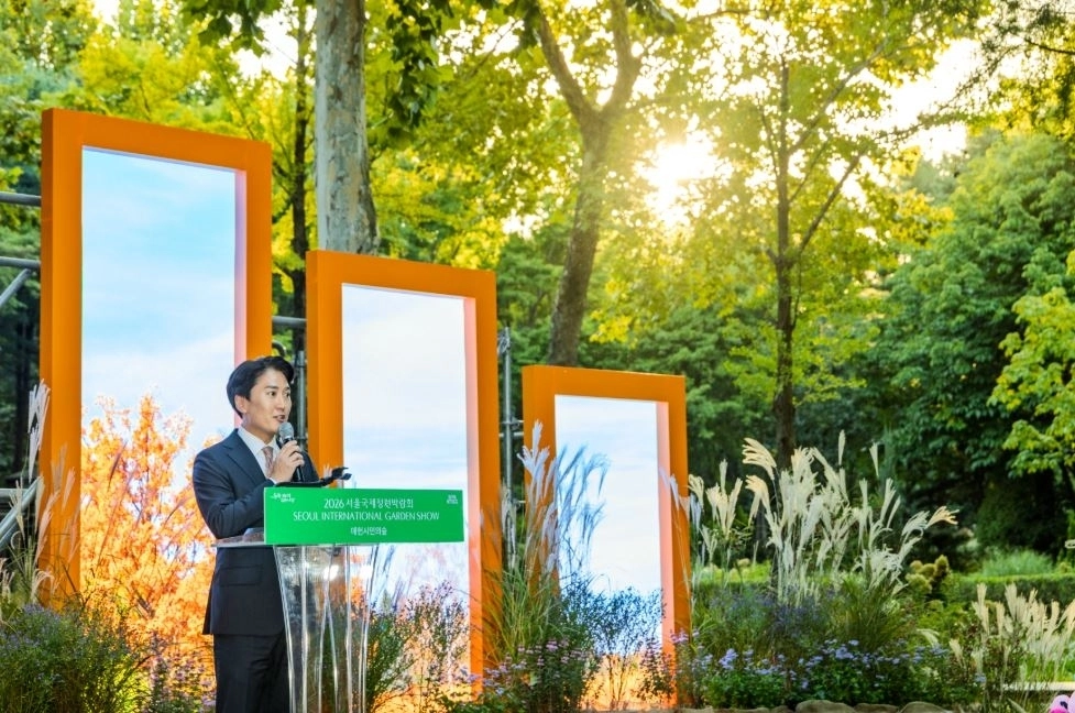 지난 1일 매헌시민의숲 숲속무대에서 열린 ‘2026 매헌시민의숲 서울국제정원박람회 개막식’에서 축사하는 이민석 위원장. 서울시의회 제공