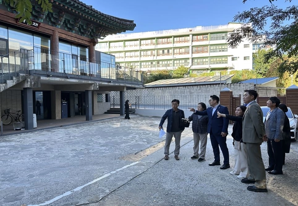 지난 1일 종로구 창신동에 위치한 옛 서울여담재 현장을 찾은 선정환 의원. 서울시의회 제공
