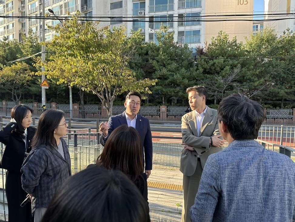 지난 1일 종로구 창신동에 위치한 옛 서울여담재 현장을 찾은 선정환 의원. 서울시의회 제공