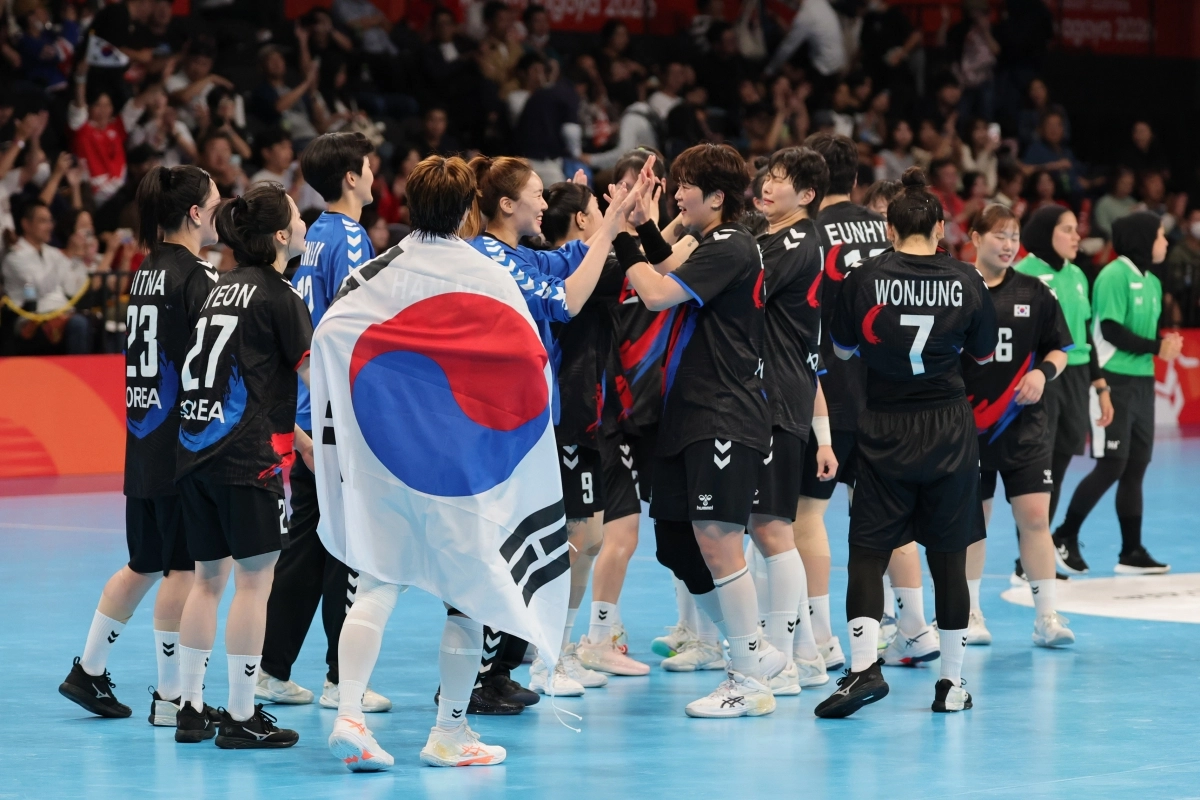 지난 달 27일 일본 아이치현 이나자와 엔트리오에서 열린 2026 아이치·나고야 아시안게임 여자 핸드볼 풀리그 최종전에서 일본을 이기고 금메달을 확정지은 대한민국 선수들이 기뻐하고 있다. 연합뉴스
