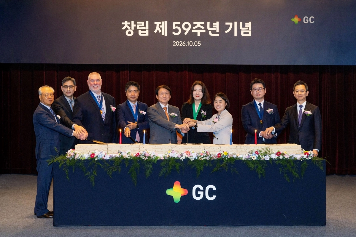 허일섭 GC(녹십자홀딩스) 회장(왼쪽에서 다섯 번째)과 임직원들이 창립 59주년 기념식을 갖고 축하 떡을 자르고 있다.