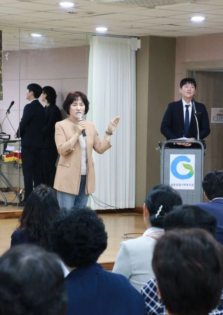 지난 1일 공릉종합사회복지관 스크린 파크골프장 조성에 필요한 예산 지원이 이뤄질 수 있도록 관심을 갖고 노력해 온 공로로 복지관으로부터 감사패를 받은 봉양순 의원. 서울시의회 제공