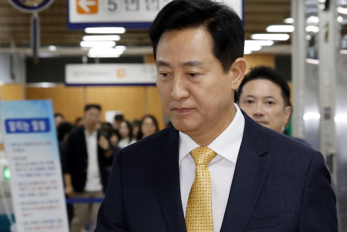 여론조사비 대납 의혹을 받는 오세훈 서울시장이 2일 오후 서울 서초구 서울고등법원에서 열리는 항소심 결심공판에 출석하고 있다. 뉴시스