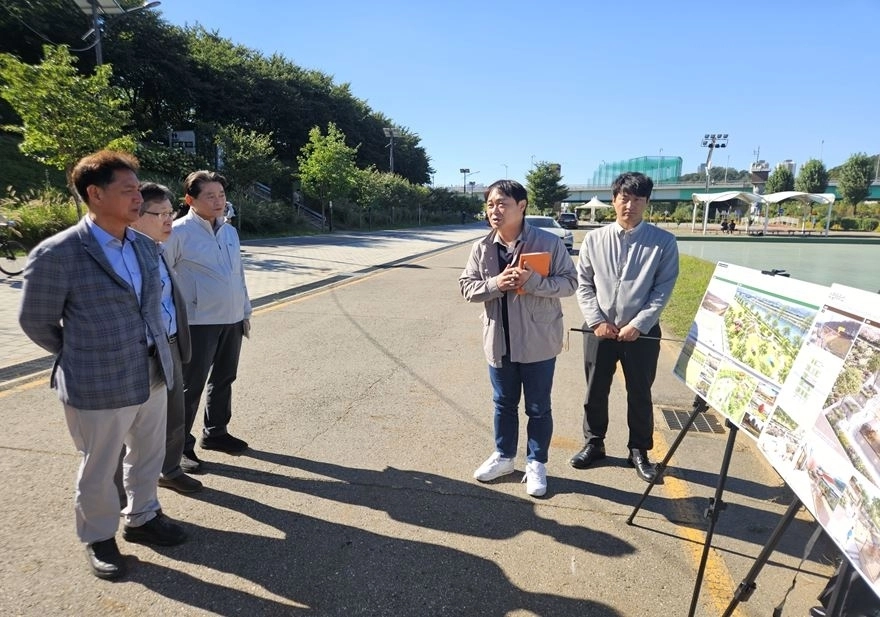지난 2일 신도림동 안양천 일대 현장점검을 실시한 서울시의회 박칠성 위원장. 서울시의회 제공