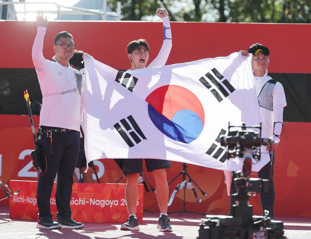 태극기 펼쳐든 양궁 리커브 남자 대표팀