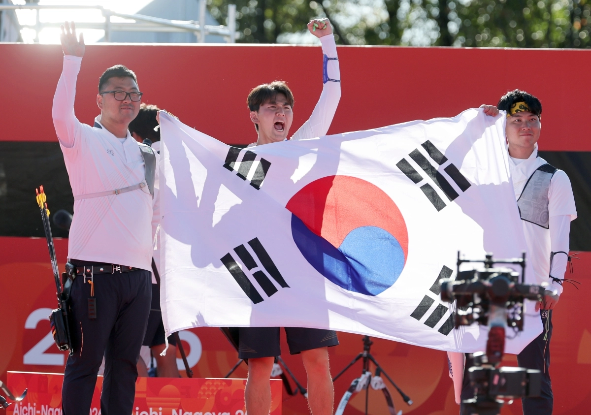 양궁 대표팀 선수들이 2일 일본 아이치현 오카자키 중앙종합공원 다목적광장에서 열린 2026 아이치·나고야아시안게임 양궁 리커브 남자 단체 대한민국과 인도의 결승전을 승리로 장식한 후 기뻐하고 있다. 왼쪽부터 김우진, 김제덕, 이우석. 2026.10.2 오카자키 연합뉴스