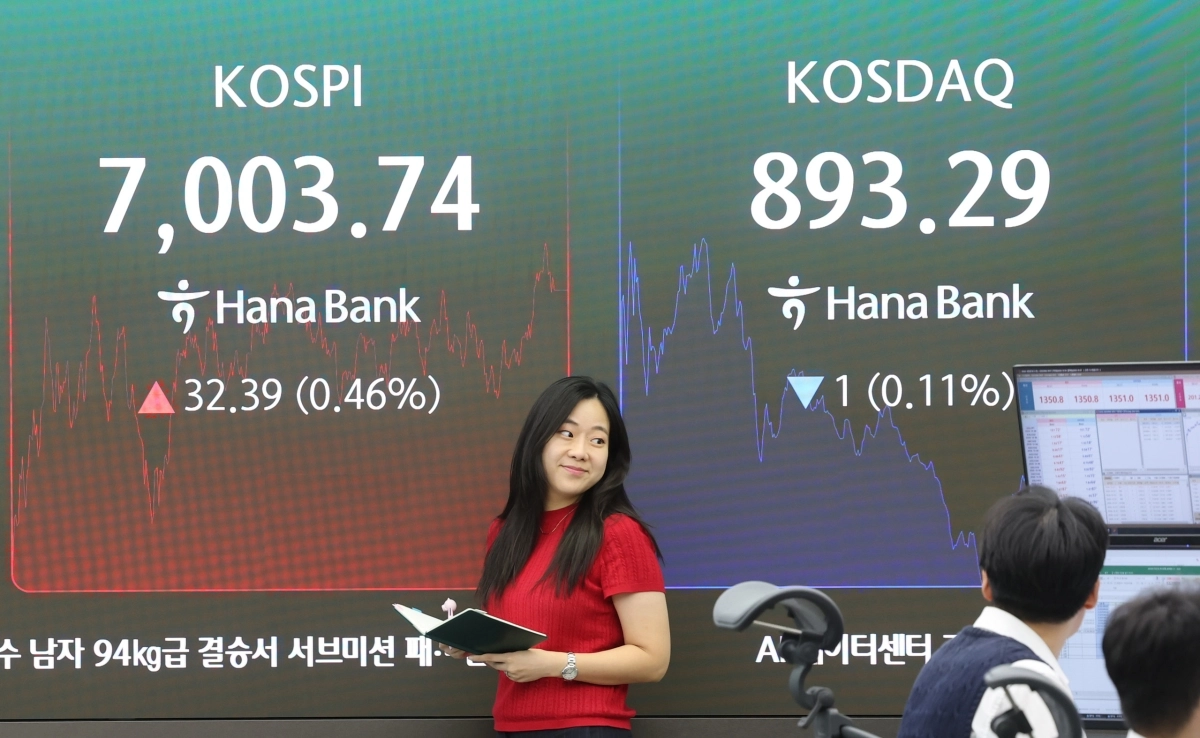 코스피가 상승하며 5거래일 만에 7000선에서 마감한 2일 서울 중구 하나은행 딜링룸에서 직원들이 업무를 보고 있다. 이날 코스피는 32.39 포인트(0.46%) 오른 7003.74로 거래를 종료했다. 연합뉴스
