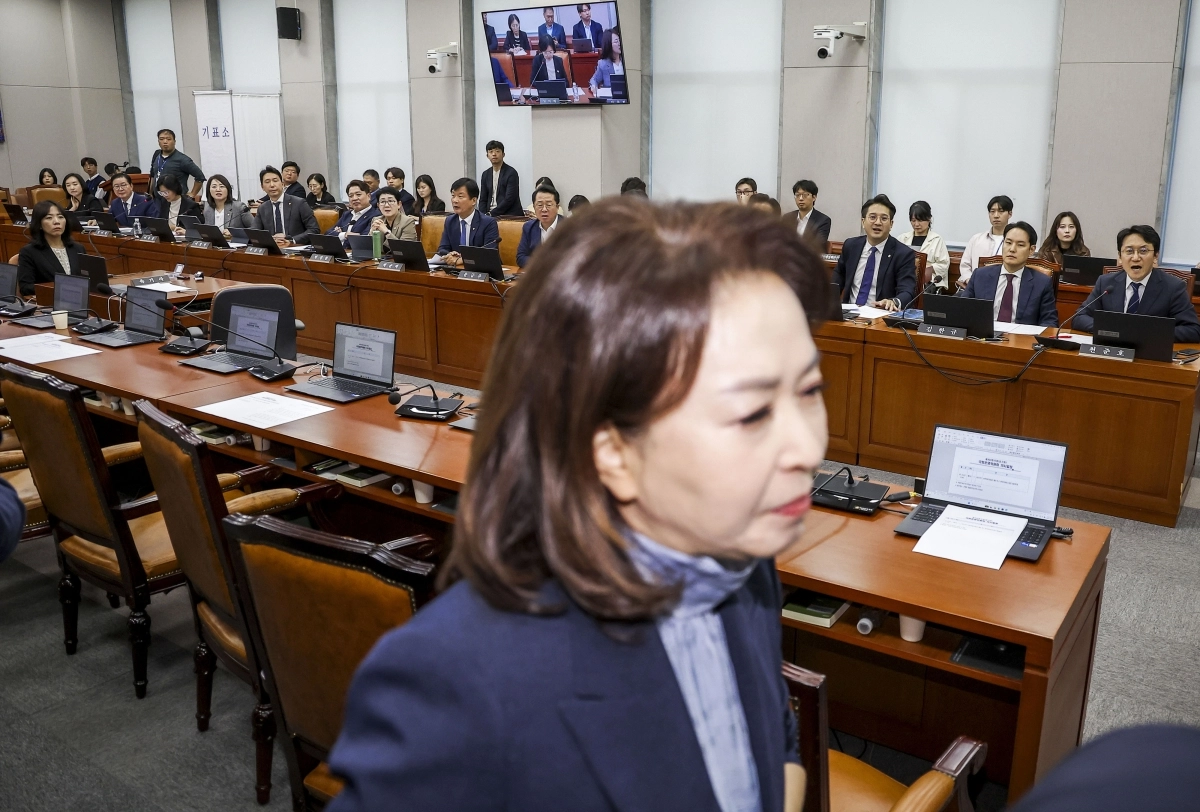 국민의힘 소속 운영위원들이 2일 서울 여의도 국회에서 열린 국회 운영위원회 전체회의에서 김태규 의원에 대한 제명 촉구 결의안에 대한 표결에 앞서 더불어민주당 소속 운영위원들에게 항의하며 의사진행발언 도중 회의장을 나가고 있다. 2026.10.02. 뉴시스