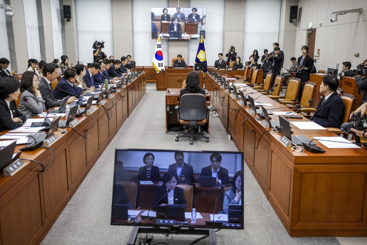 2일 서울 여의도 국회에서 열린 국회 운영위원회 전체회의에서 김태규 국민의힘 의원에 대한 제명 촉구 결의안에 대한 표결에 앞서 국민의힘 소속 운영위원들의 자리가 비어 있다. 이날 국민의힘 소속 운영위원들은 더불어민주당 소속 운영위원들에게 항의하며 의사진행발언 도중 회의장을 빠져나갔다. 뉴시스