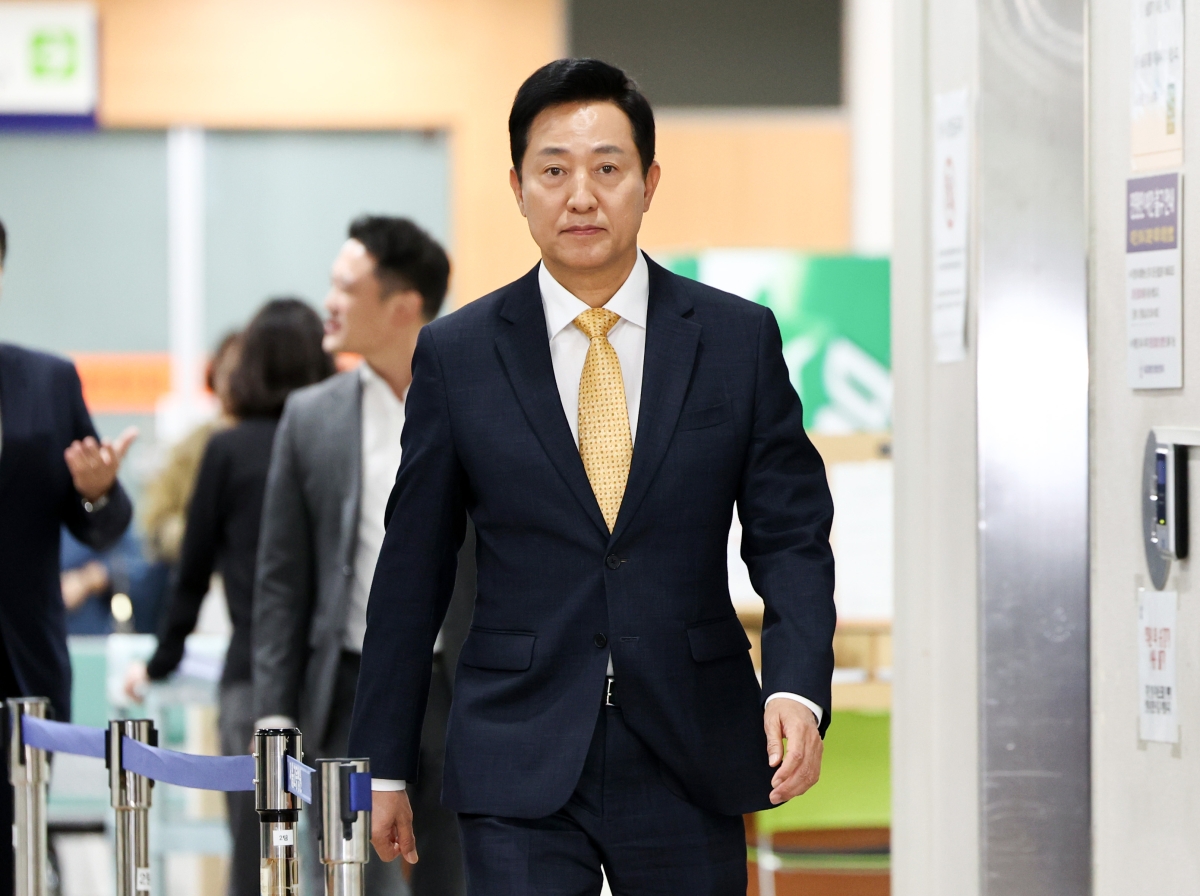 명태균 여론조사비 대납 의혹을 받는 오세훈 서울시장이 2일 오후 서울 서초구 고등법원에서 열린 정치자금법 위반 혐의 항소심 결심 공판에 출석하고 있다. 뉴스1
