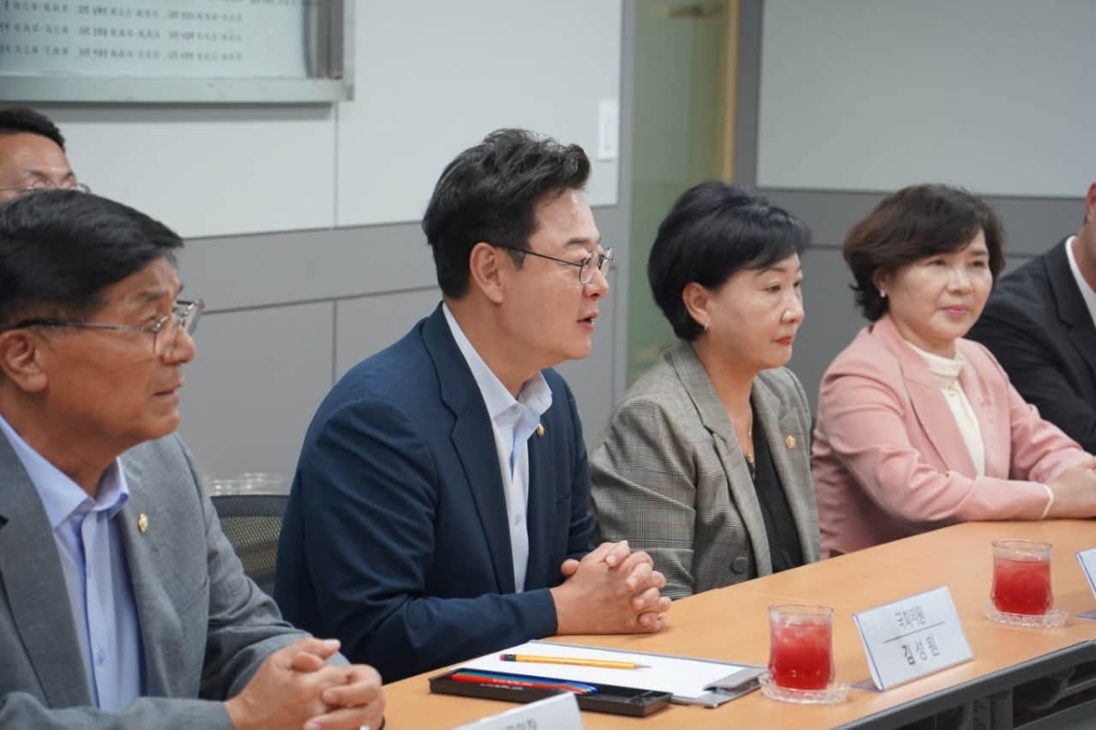김성원(왼쪽 두 번째) 국민의힘 의원이 9월 23일 추석 비상근무를 앞둔 경기도 연천경찰서를 찾아 감사를 전하고 있다.