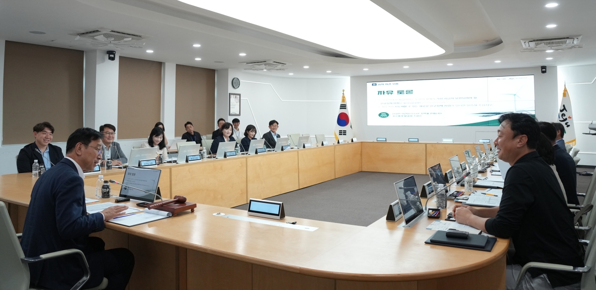 제주도는 2일 오후 4시 도청 한라홀에서  ‘제4기 인구정책조정위원회’ 위촉식 및 제1차 회의를 열고 있다. 제주도 제공