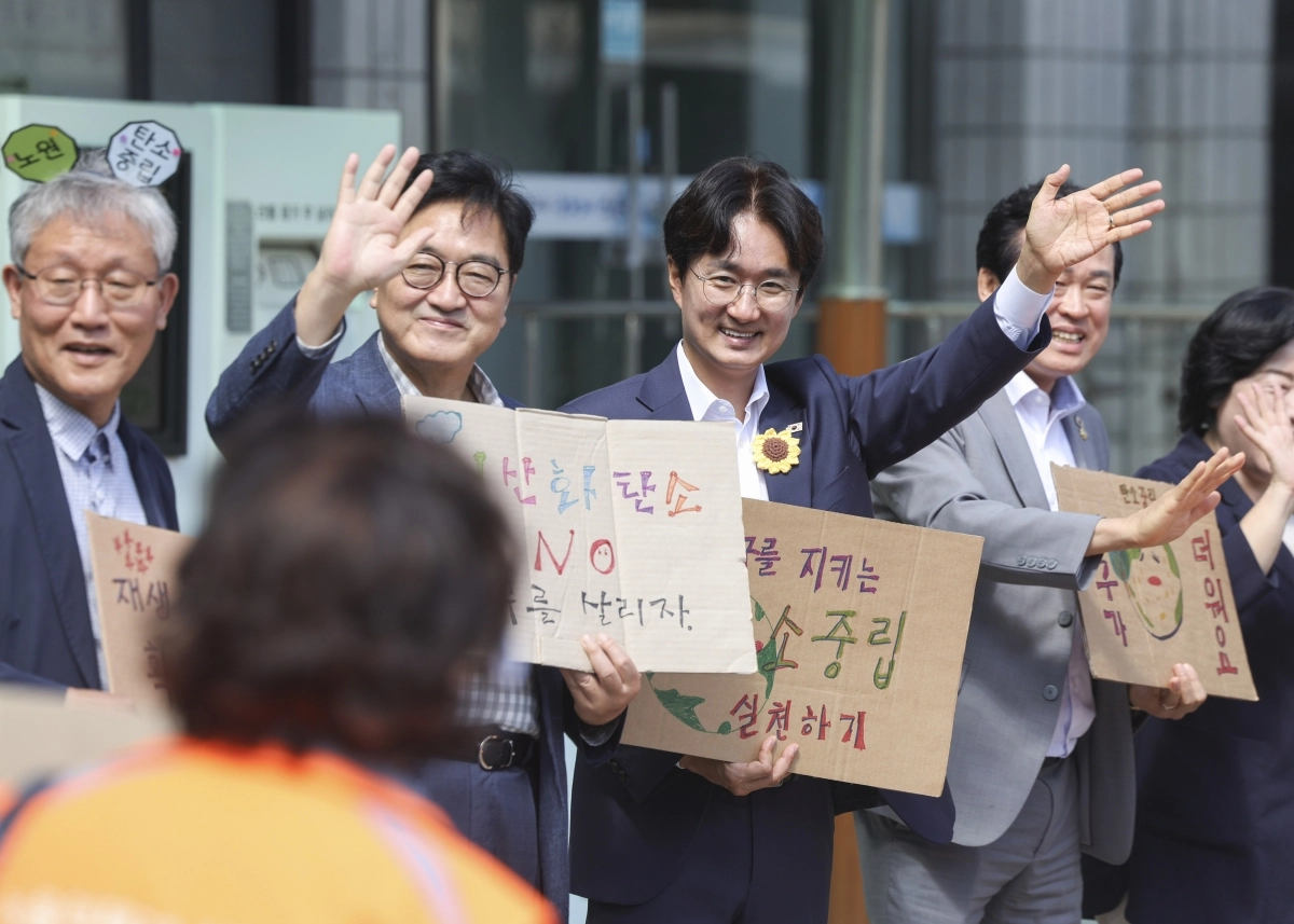 서준오(왼쪽 세 번째) 서울 노원구청장이 지난달 5일 ‘2026 노원 탄소중립 구민선언’에서 환영 인사를 하고 있다. 서 구청장 왼쪽은 우원식 전 국회의장(현 더불어민주당 국회의원).     노원구 제공