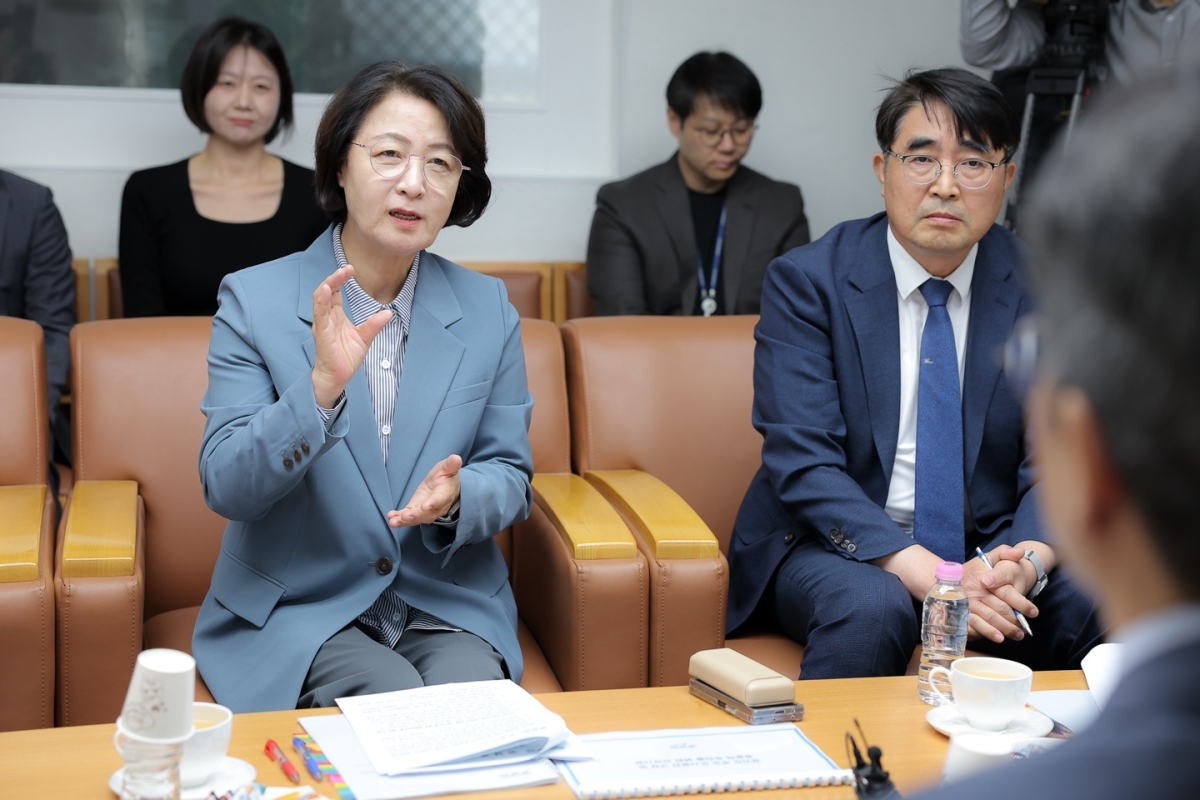 추미애 경기도지사가 2일 서울 국토발전전시관에서 홍지선 국토교통부 장관에게 ‘경기도형 주택공급 전략’을 설명하고 있다. 경기도 제공