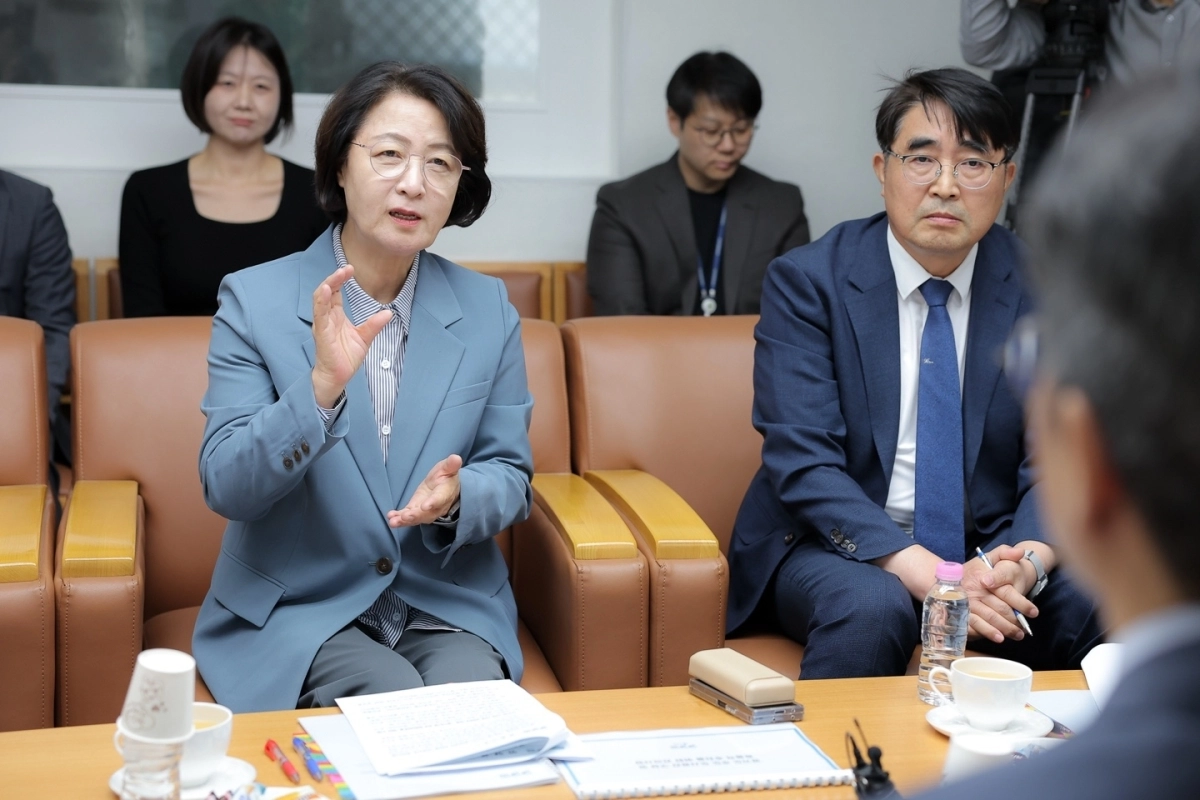 추미애 경기도지사가 2일 서울 국토발전전시관에서 홍지선 국토교통부 장관에게 ‘경기도형 주택공급 전략’을 설명하고 있다. 경기도 제공