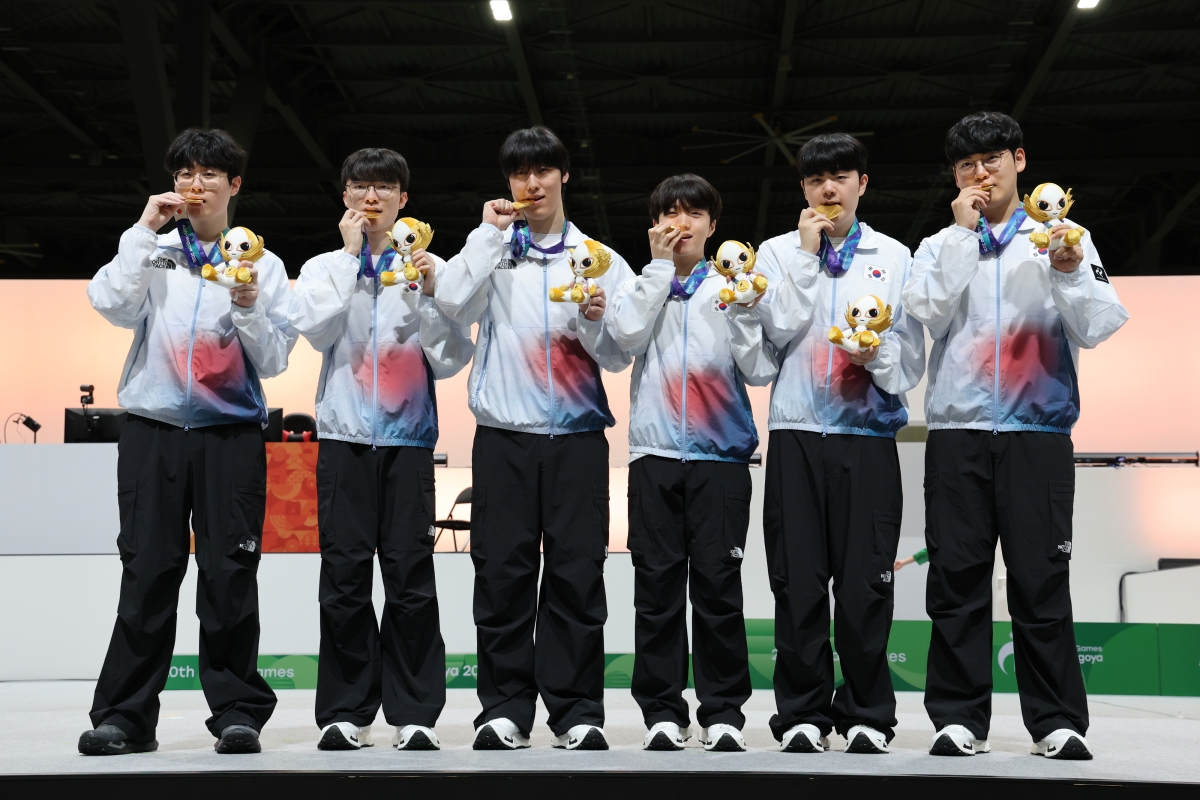 한국 리그 오브 레전드(LoL) 국가대표팀이 2일 일본 아이치현 도코나메 스카이 엑스포에서 열린 2026 아이치·나고야아시안게임 e스포츠 LoL 결승전에서 대만을 꺾고 우승한 뒤 금메달을 깨물고 있다. 왼쪽부터 ‘제우스’ 최우제(왼쪽부터), ‘페이커’ 이상혁, ‘제카’ 김건우, ‘케리아’ 류민석, ‘캐니언’ 김건부, ‘구마유시’ 이민형. 2026.10.2 도코나메 뉴스1