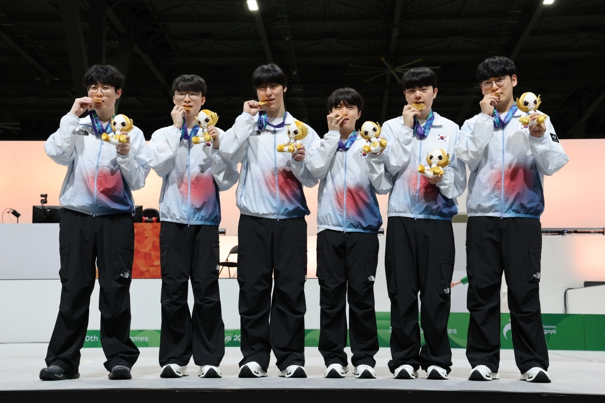 한국 리그 오브 레전드(LoL) 국가대표팀이 2일 일본 아이치현 도코나메 스카이 엑스포에서 열린 2026 아이치·나고야아시안게임 e스포츠 LoL 결승전에서 대만을 꺾고 우승한 뒤 금메달을 깨물고 있다. 왼쪽부터 ‘제우스’ 최우제(왼쪽부터), ‘페이커’ 이상혁, ‘제카’ 김건우, ‘케리아’ 류민석, ‘캐니언’ 김건부, ‘구마유시’ 이민형. 2026.10.2 도코나메 뉴스1