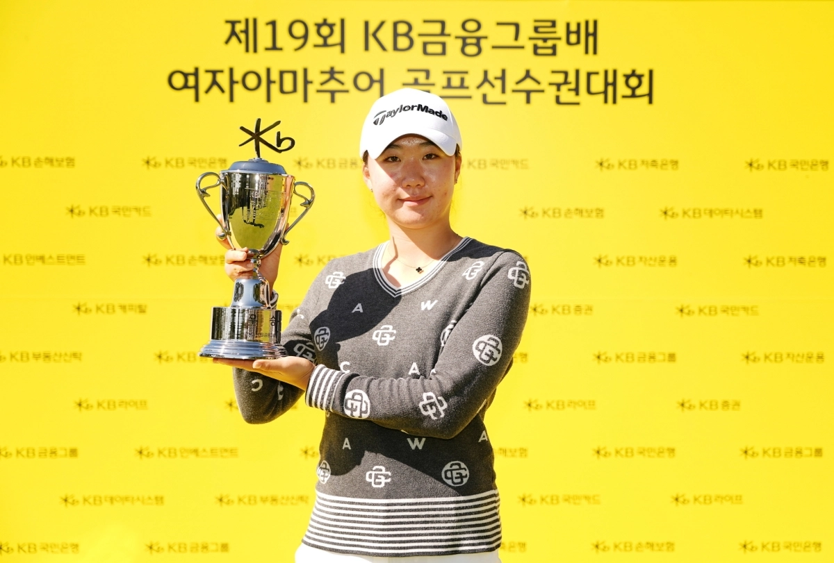 우승 트로피를 든 안윤주. KB금융 제공.