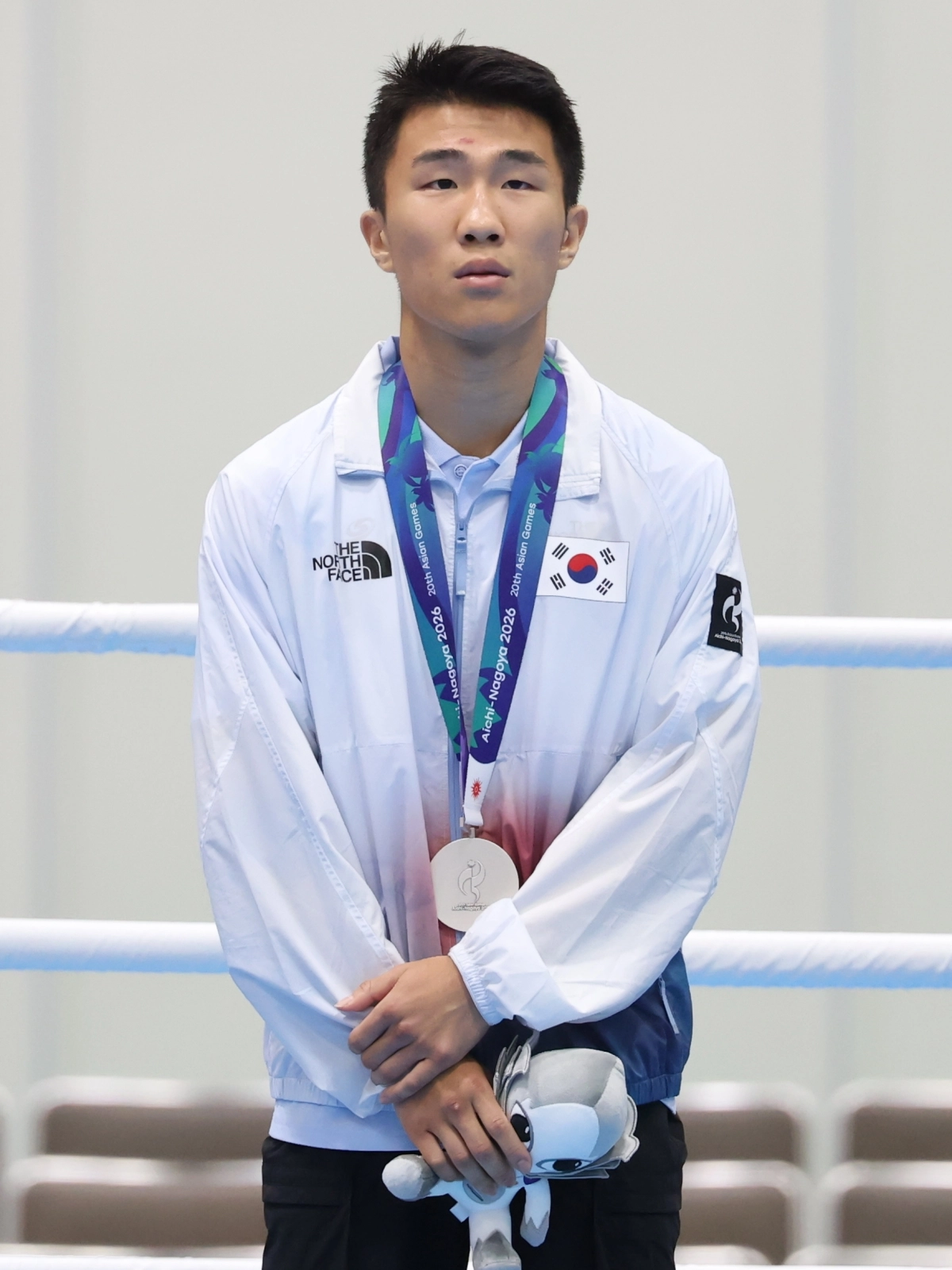 대한민국 복싱 국가대표 장동환이 2일 일본 아이치현 니시오 체육관에서 열린 2026 아이치·나고야 아시안게임 복싱 남자 60kg에서 따낸 은메달을 목에 걸고 시상대에 서 있다. 2026.10.2 니시오 뉴스1