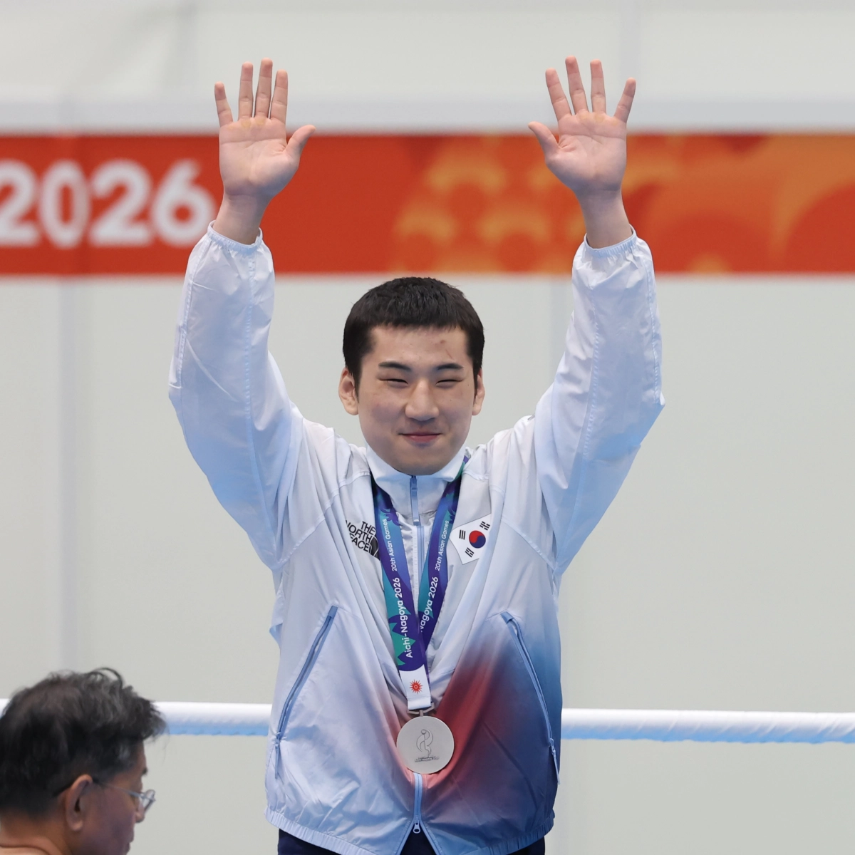 대한민국 복싱 국가대표 김민성이 2일 일본 아이치현 니시오 체육관에서 열린 2026 아이치·나고야 아시안게임 복싱 남자 80㎏급 시상식에서 은메달을 목에 걸고 미소 지으며 인사하고 있다. 2026.10.2 니시오 뉴스1