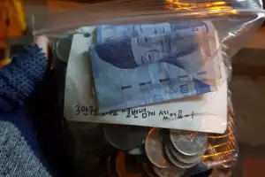 “배달 갔더니 동전으로 3만원 주네요”… 100원짜리 가득 지퍼백엔 ‘10번 넘게 셌어요’