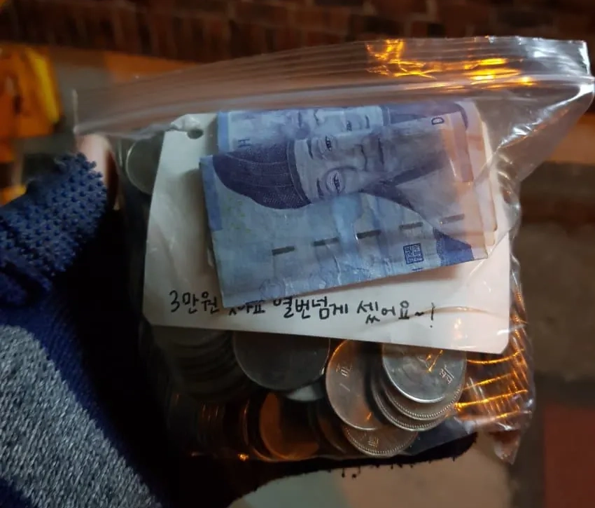 음식 배달을 갔던 라이더(배달기사)가 동전으로 받은 음식값 3만원을 그대로 두고 왔다는 사연이 전해졌다. 온라인 커뮤니티 ‘에펨코리아’ 캡처