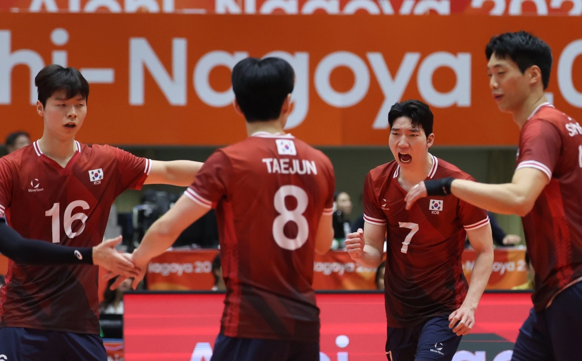 남자배구 대표팀 선수들이 1일 일본 오카자키 중앙종합공원 종합체육관에서 열린 2026 아이치·나고야아시안게임 남자배구 8강 한국과 이란의 경기에서 득점 후 서로를 독려하고 있다. 2026.10.1 오카자키 연합뉴스