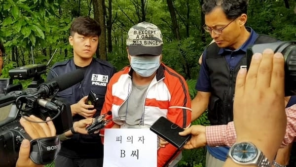 피의자 B씨가 범행 15년만에 현장검증을 하고 있다. 서울신문 DB