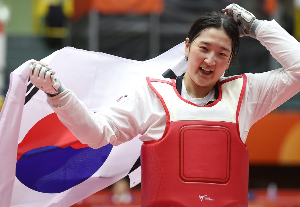 3일 일본 아이치현 도요하시 종합체육관에서 열린 2026 아이치·나고야 아시안게임 태권도 겨루기 여자 67㎏초과급 결승에서 중국 무원저를 2-1로 꺾으며 금메달을 획득한 송다빈이 기뻐하고 있다. 2026.10.3 연합뉴스
