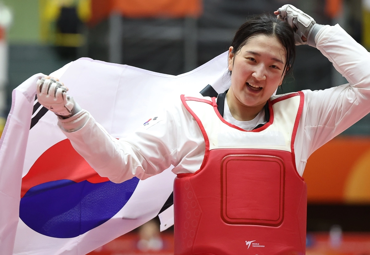 3일 일본 아이치현 도요하시 종합체육관에서 열린 2026 아이치·나고야 아시안게임 태권도 겨루기 여자 67㎏초과급 결승에서 중국 무원저를 2-1로 꺾으며 금메달을 획득한 송다빈이 기뻐하고 있다. 2026.10.3 연합뉴스
