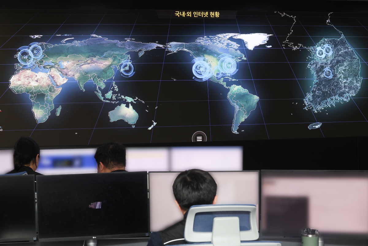 지난해 4월 서울 송파구 한국인터넷진흥원(KISA) 상황실에서 직원들이 인터넷 현황을 모니터링하고 있다. 연합뉴스