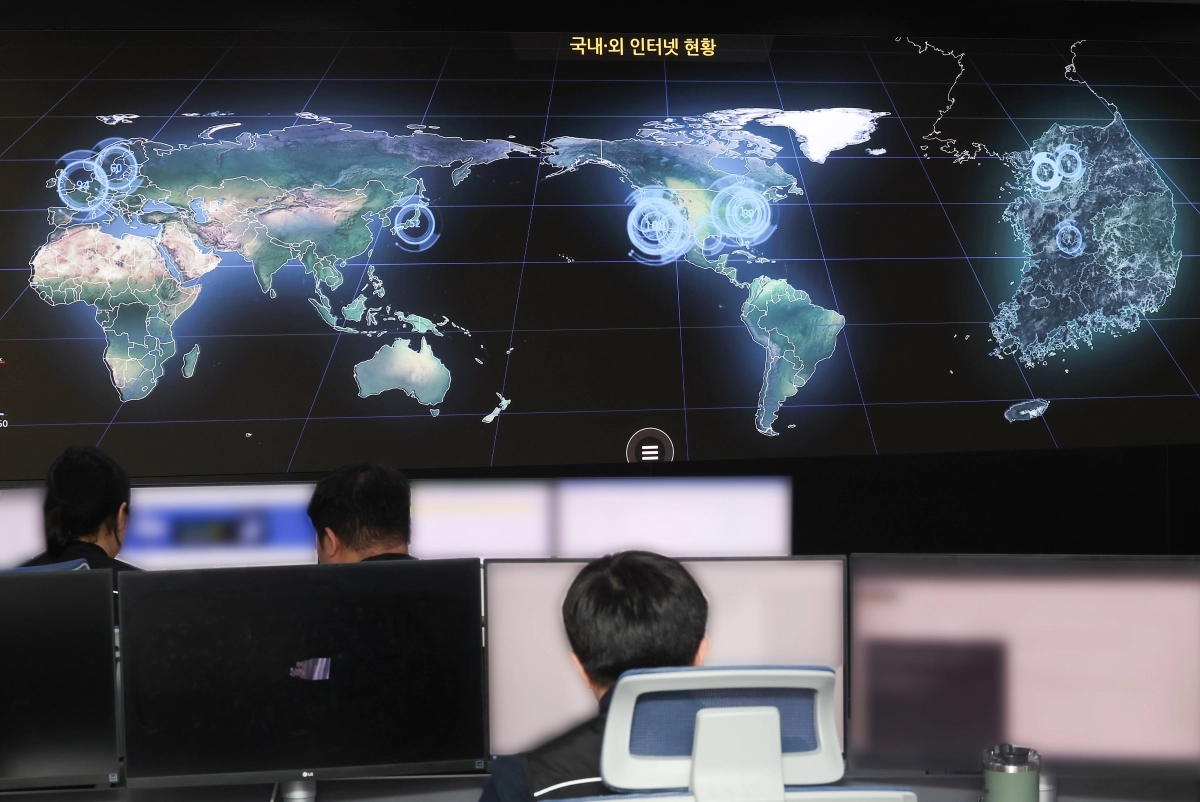 지난해 4월 서울 송파구 한국인터넷진흥원(KISA) 상황실에서 직원들이 인터넷 현황을 모니터링하고 있다. 연합뉴스