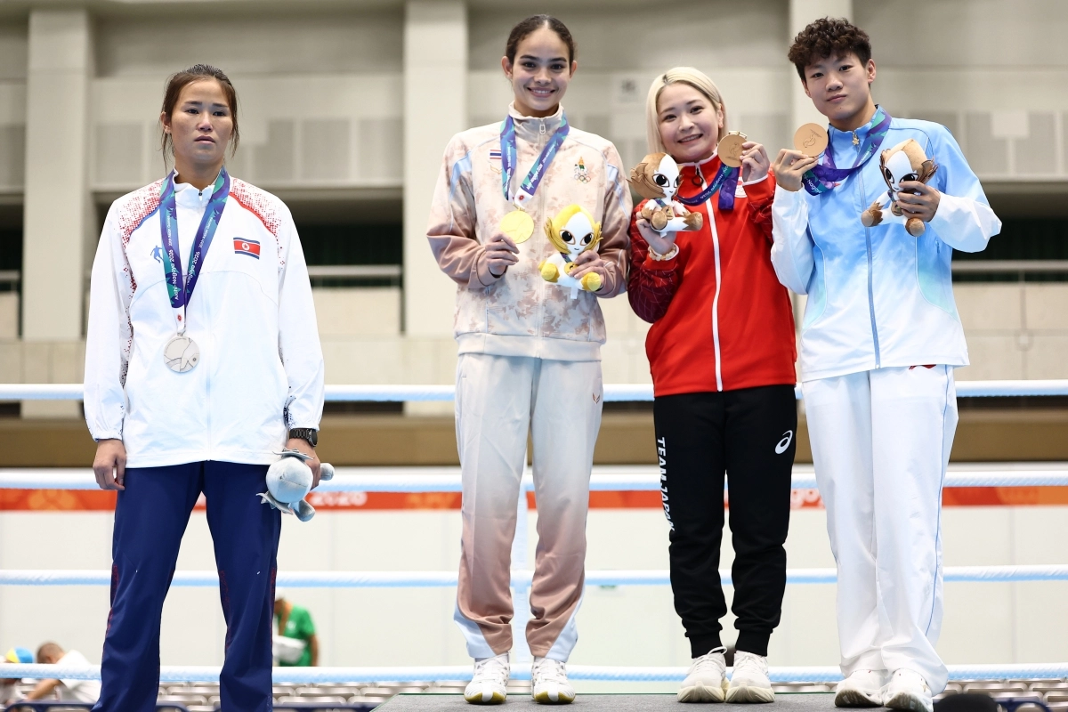북한 방철미(왼쪽)가 2일 일본 아이치현 니시오 체육관에서 열린 2026 아이치·나고야아시안게임 복싱 여자 54㎏급 시상식에서 다른 선수들과 동떨어져 홀로 우두커니 서 있다. 2026.10.2 니시오 연합뉴스