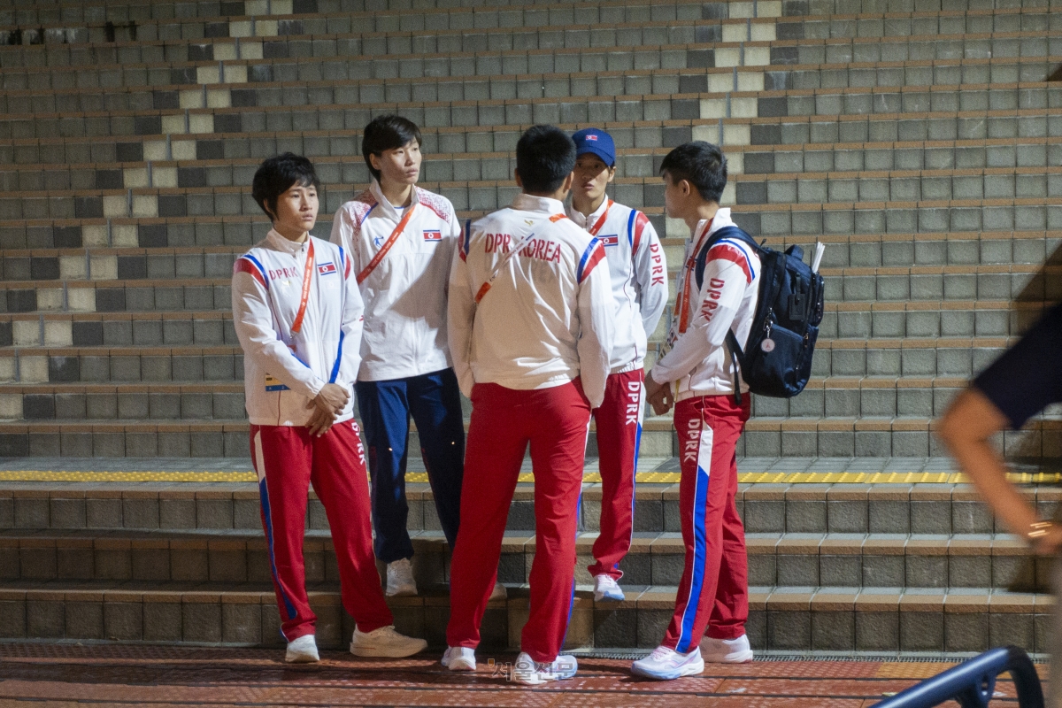 북한 선수들이 2일  일본 아이치현 니시오 체육관에서 열린 2026 아이치·나고야아시안게임 복싱 경기 도중 한국 선수들의 결승전 관람을 피해 밖에 나와 자기들끼리 대화를 나누고 있다. 2026.10.2 니시오 류재민 기자