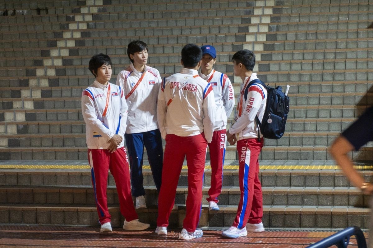 북한 선수들이 2일  일본 아이치현 니시오 체육관에서 열린 2026 아이치·나고야아시안게임 복싱 경기 도중 한국 선수들의 결승전 관람을 피해 밖에 나와 자기들끼리 대화를 나누고 있다. 2026.10.2 니시오 류재민 기자