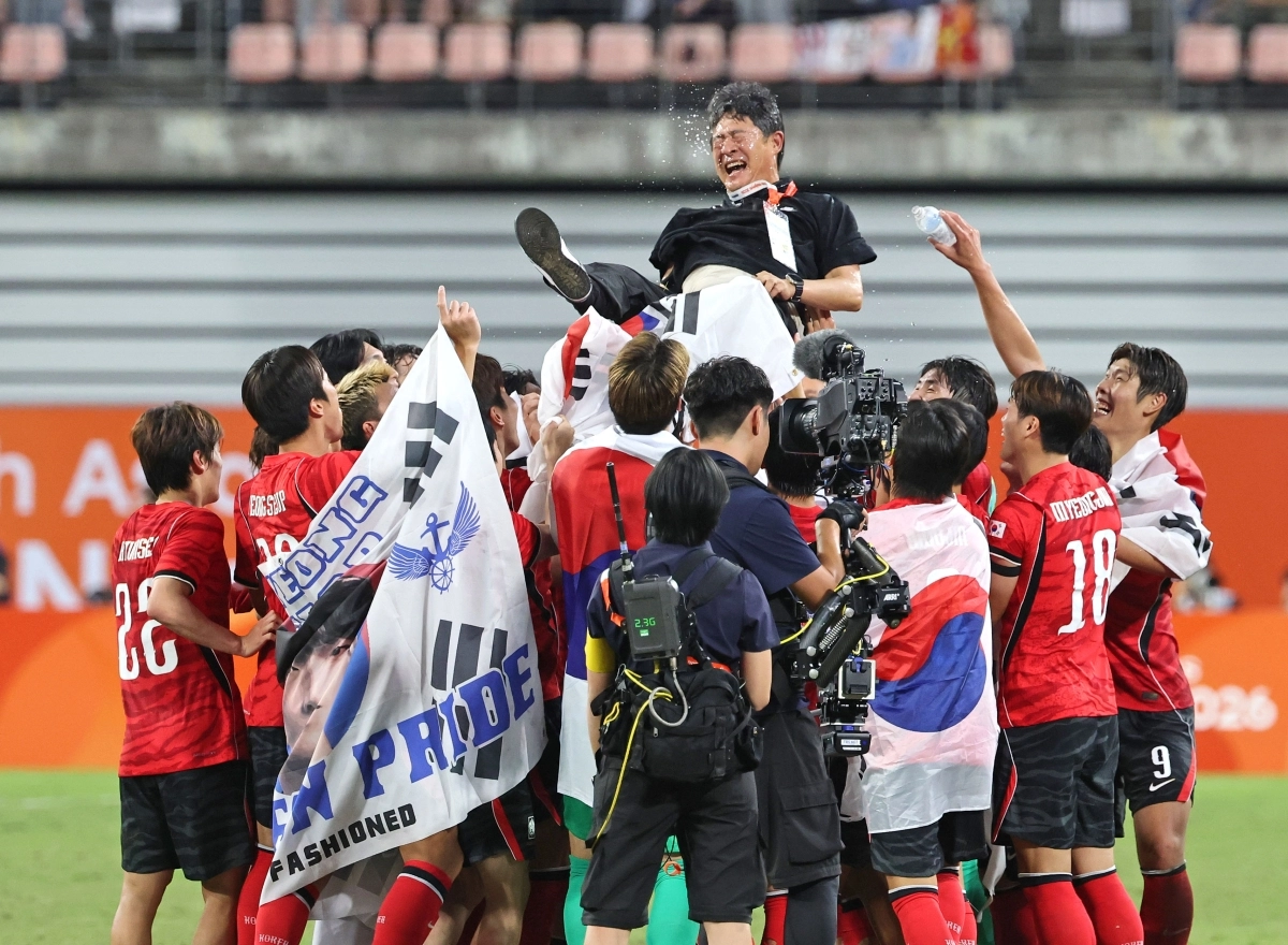 대한민국 축구대표팀 선수들이 3일 일본 아이치현 도요타 스타디움에서 열린 2026 아이치·나고야아시안게임 남자축구 결승전에서 일본을 꺾고 우승한 뒤 이민성 감독을 헹가래치고 있다. 2026.10.3 도요타 연합뉴스