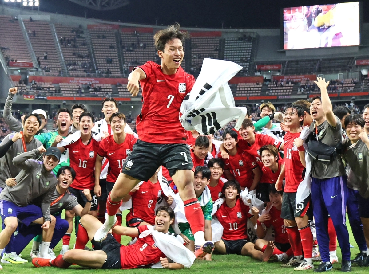 엄지성이 3일 일본 아이치현 도요타 스타디움에서 열린 2026 아이치·나고야아시안게임 남자축구 결승 한일전을 승리한 후 기념사진을 찍으며 환호하고 있다. 2026.10.3 도요타 연합뉴스