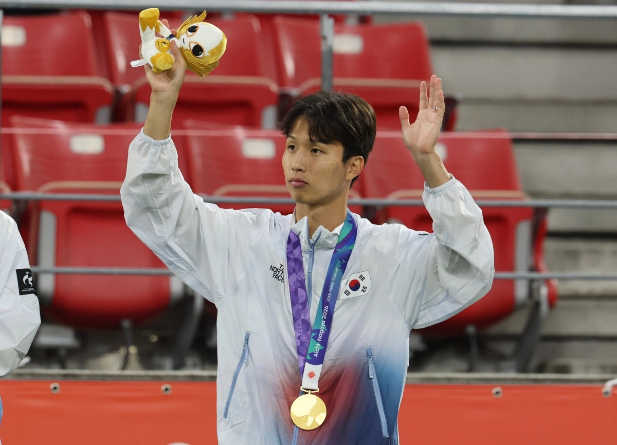 축구 대표팀 엄지성이 3일 일본 아이치현 도요타 스타디움에서 열린 2026 아이치·나고야아시안게임 남자 축구 결승전을 마치고 시상식에서 금메달을 목에 걸고 인사를 하고 있다. 2026.10.4 도요타 연합뉴스