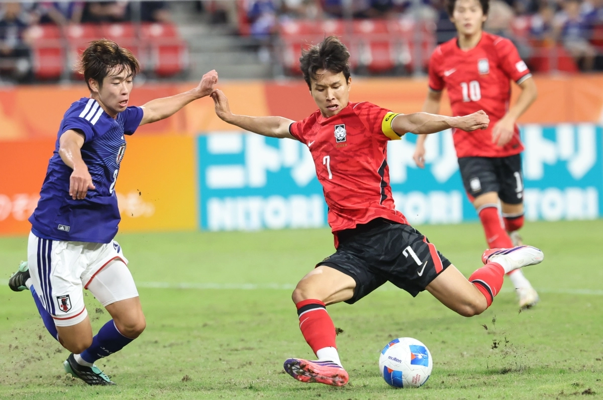 엄지성(오른쪽)이 3일 일본 아이치현 도요타 스타디움에서 열린 2026 아이치·나고야아시안게임 남자 축구 대한민국과 일본의 결승전에서 후반 16분 선제골을 터뜨리고 있다. 2026.10.3 도요타 뉴스1