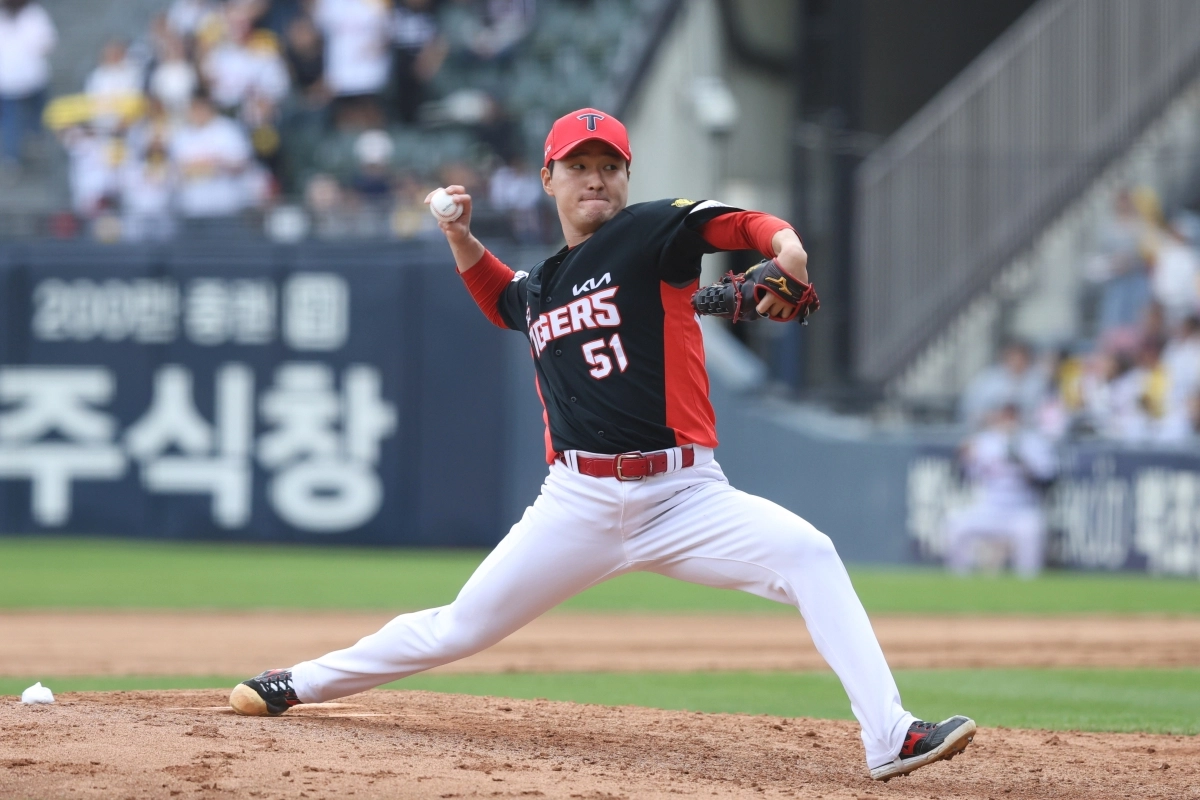 KIA 전상현이 3일 LG전에 구원등판해 힘차고 공을 던지고 있다.    KIA 타이거즈 제공