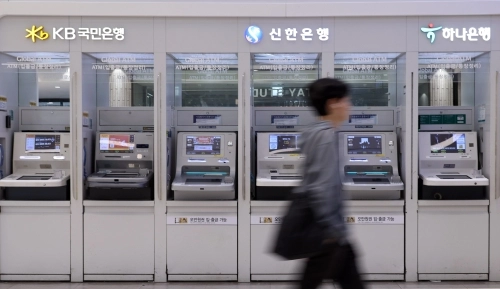 시중은행에 이어 저축은행과 캐피탈사 등 제2금융권까지 해킹 사고가 잇따르고 있는 4일 서초구 서울고속버스터미널에 개인정보가 유출된 신한·KB국민·하나 은행의 현금 자동 입출금기(ATM) 코너가 보이고 있다. 뉴시스