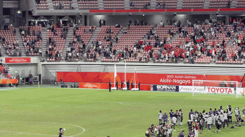 3일 이민성 감독이 이끄는 한국 23세 이하(U-23) 축구대표팀은 일본 아이치현 도요타 스타디움에서 열린 결승전에서 일본을 1-0으로 꺾고 아시안게임 최초로 남자축구 4연패를 달성했다. 하지만 선수들이 금메달을 목에 걸고 애국가를 들으며 기쁨을 누려야 할 때, 국기 게양대 가운데에 걸린 태극기가 애국가에 맞춰 제때 올라가지 않는 사고가 발생했다. 애국가가 흘러나올 때 태극기 게양을 맡은 관계자들은 뭔가 제대로 작동하지 않는 듯 허둥댔고, 이를 인지한 한국 선수들은 국기 게양대 쪽을 가리키며 당혹스러운 표정을 감추지 못했다. 결국 애국가가 끝날 때까지 태극기는 맨 위에 오르지 못했고, 관중석에선 야유가 나왔다. 일각에서는 중계 당시 화면을 증거로 제시하며 일본 측이 줄을 잡아다니는 시늉만 하는 등 일부러 태극기를 제때 게양하지 않았다는 의혹도 제기했다. 2026.10.3 엑스 캡처