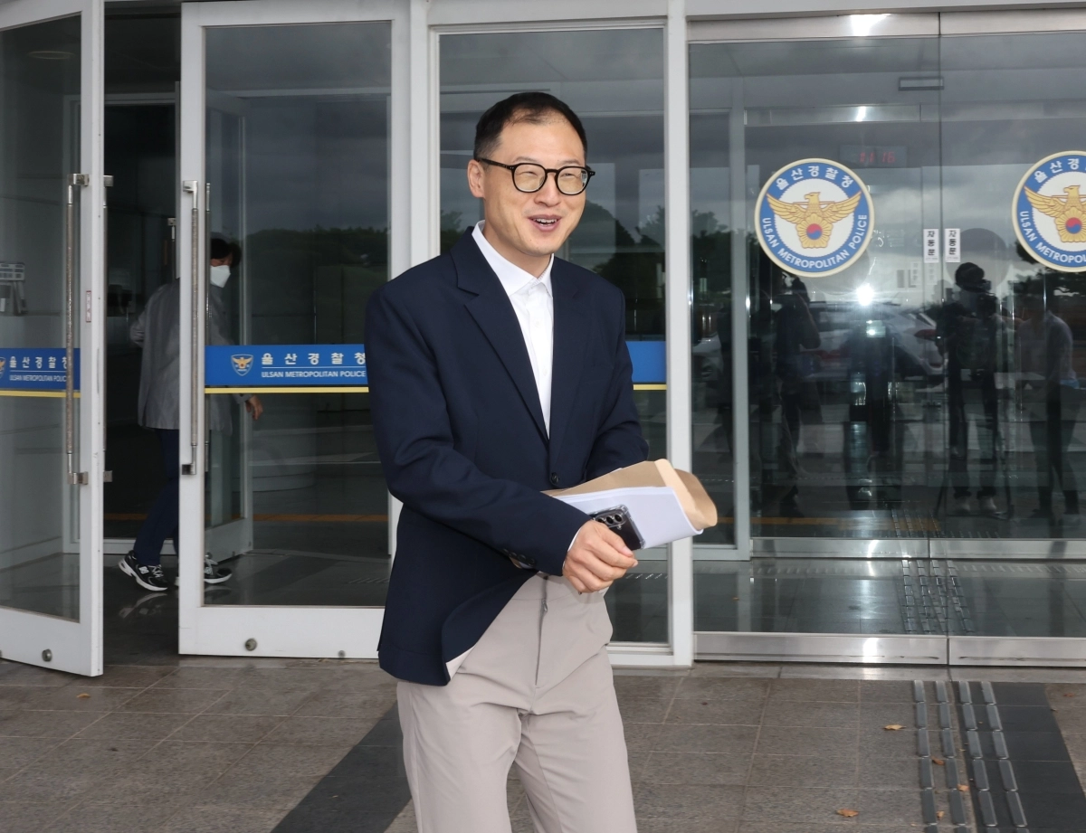 첫 경찰 출석 마친 김상욱 울산시장