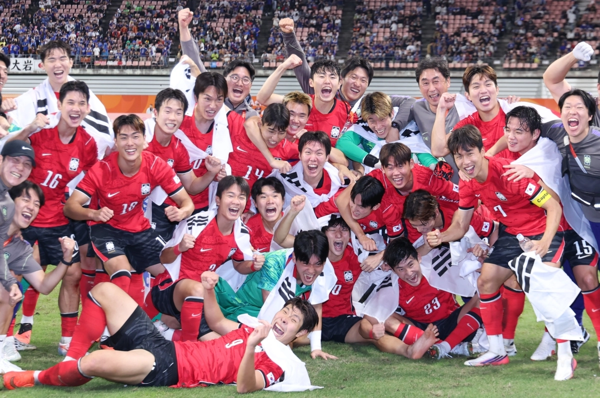 일본 아이치현 도요타 스타디움에서 열린 2026 아이치·나고야 아시안게임 남자 축구 결승전에서 3일(현지시간) 일본에 1-0 승리로 금메달을 차지한 대한민국 선수단이 기념촬영을 하고 있다. 도요타 뉴시스