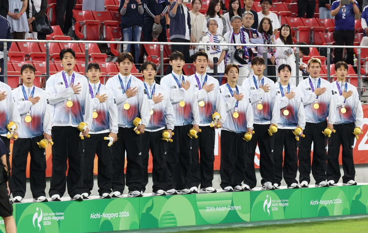 일본 아이치현 도요타 스타디움에서 열린 2026 아이치·나고야 아시안게임 남자 축구 결승전 시상식에서 금메달을 차지한 대한민국 선수들이 국민의례를 하고 있다. 도요타 뉴시스